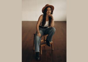 When a dream becomes a route: VYNOHRADOVA presents her first country-pop track “Dallas”